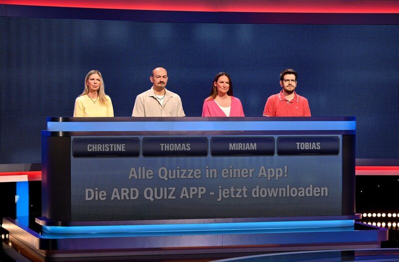 Die Kandidat:innen: Christine Koch-Hallas, Thomas Sauer, Miriam Niklasch und Tobias Goebels. – Bild: ARD/​Uwe Ernst