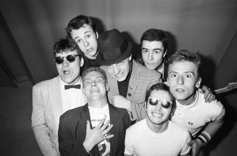 Mitglieder der britischen Band Madness vom 27. März 1980: Mit zahlreichen Hits und den schrillen Videoclips zählen sie zu den populärsten Bands der 1980er Jahre. – Bild: Marc Bulka/​Gamma-Rapho/​Getty Images