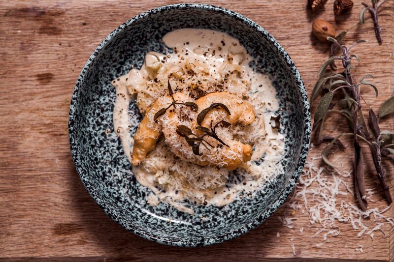 Vronis Krapfen: kleine frittierte Teigtaschen mit zweierlei Füllung: einmal mit Fisch und als vegetarische Variante mit einer Kräuterfüllung, angerichtet auf einem sahnigen Fenchelgemüse. – Bild: ZDF und BR, Sebastian Fery