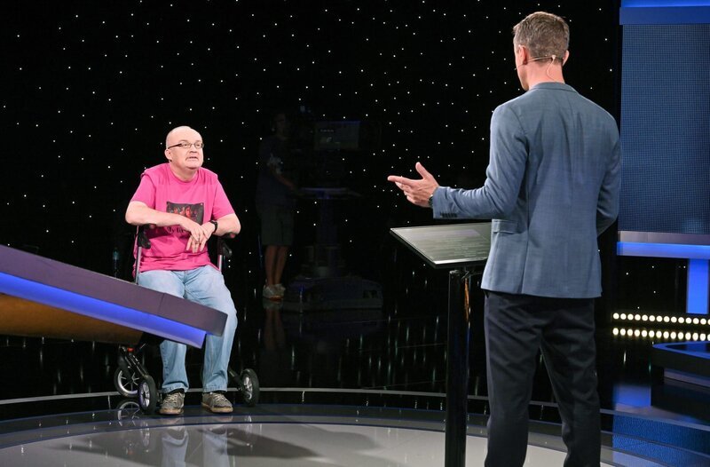 Moderator Alexander Bommes (r.) mit dem Kandidaten Stefan Franke (l.). – Bild: ARD/​Uwe Ernst