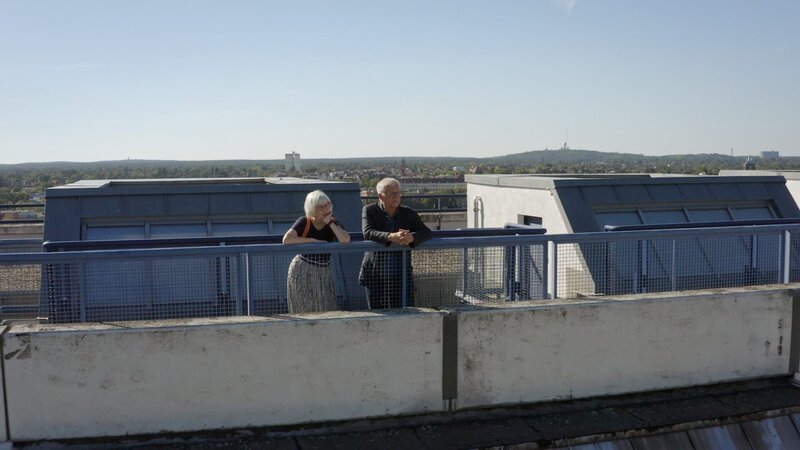 Klaus Krebs, einer der drei Architekten, und die Bewohnerin Ursula Reh auf dem Dach der „Schlange“. – Bild: ORF/​3B-Produktion GmbH/​Vito Becker
