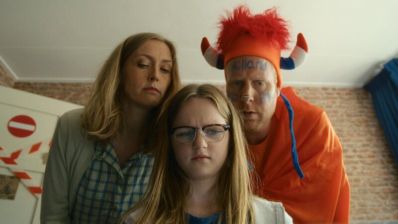 Irma (Elise Beuger), Floor (Bobbi Mulder) und Jan (Ferdi Stofmeel), lesen heimlich in Kees Tagebuch. – Bild: NDR/​NL Film