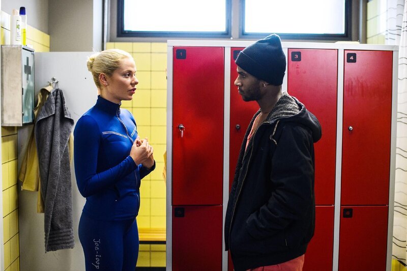 Moritz (Tijan Njie) ist überrascht, als Marie (Cheyenne Pahde) ihn bittet, ihr seine Moves beizubringen. – Bild: RTL /​ Julia Feldhagen