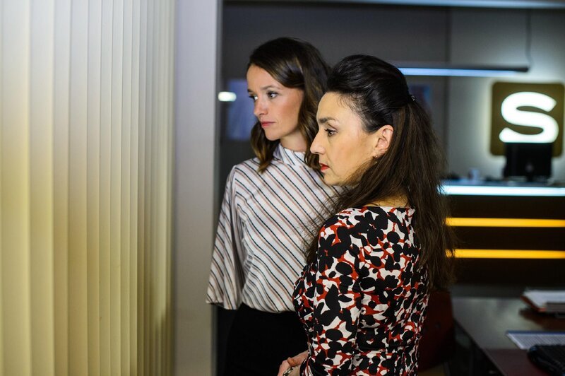 Jenny (Kaja Schmidt-Tychsen, l.) und Simone (Tatjana Clasing) erkennen besorgt, dass sie Marie total unterschätzt haben. – Bild: RTL /​ Julia Feldhagen