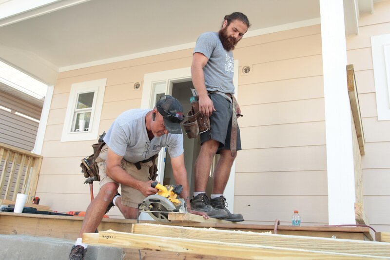 Die Handwerker haben alle Hände voll zu tun, um Karen und Minas Visionen der Renovierung umzusetzen … – Bild: HGTV/​Scripps Networks, LLC