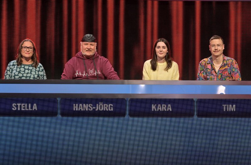 Die Kandidat:innen (v.l.n.r. am Panel): Stella Kunkel, Hans-Jörg Heitmann, Kara Gliem und Tim Kuppler. – Bild: ARD/​Uwe Ernst