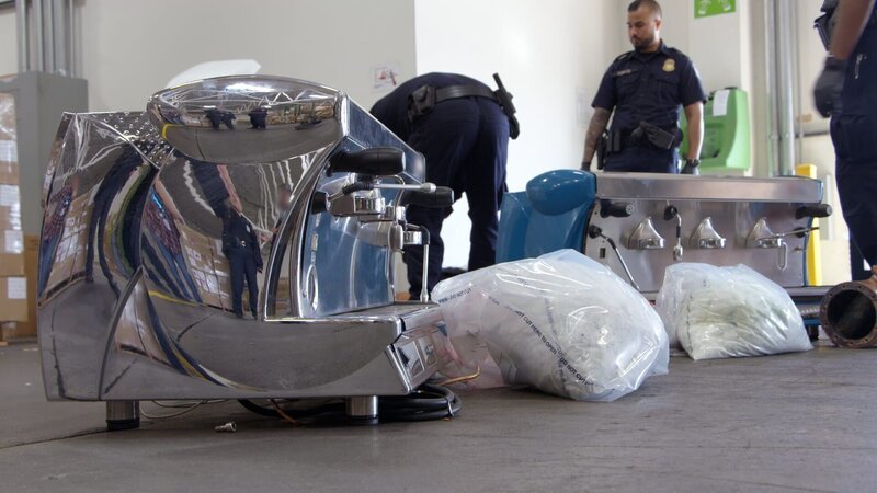 In Los Angeles wurden zwei mit Methamphetamin gefüllte Beweismittelbeutel entdeckt, die in diese Espressomaschinen geschmuggelt worden waren. – Bild: National Geographic