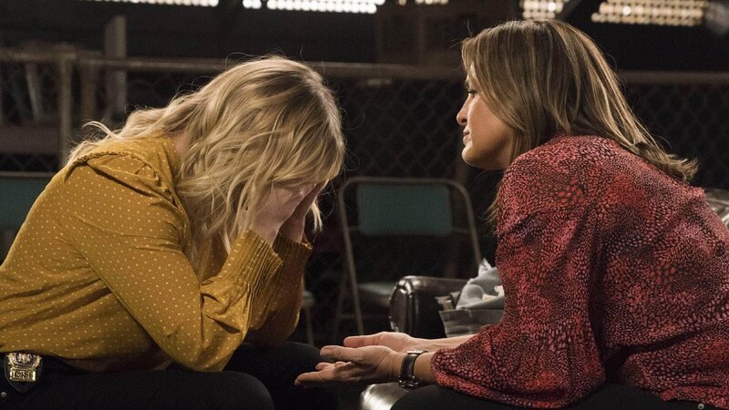 Detective Amanda Rollins (Kelli Giddish, l.) und Lieutenant Olivia Benson (Mariska Hargitay) – Bild: RTL /​ Universal Network Television LLC
