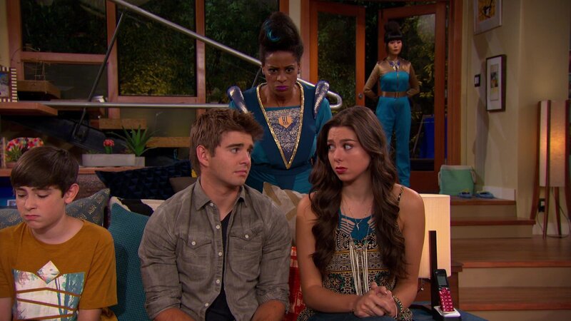 Vorne, l-r: Billy Thunderman (Diego Velazquez), Max Thunderman (Jack Griffo), Super President Kickbutt (Daniele Gaither), Phoebe Thunderman (Kira Kosarin) – Bild: ViacomCBS