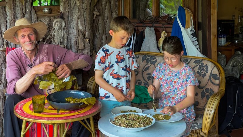 Satt werden aus dem eigenen Garten – Matthias Wenzel und seine Enkel bei gemeinsamen Kochen. – Bild: ZDF und Tobias Krappweis
