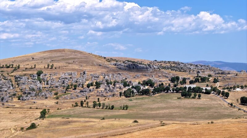 Land der weiten Räume: Der Süden der Cevennen wird von trockenen Hochebenen mit karger Vegetation dominiert. – Bild: Like A Shot Entertainment /​ ZDF und Like A Shot Entertainment