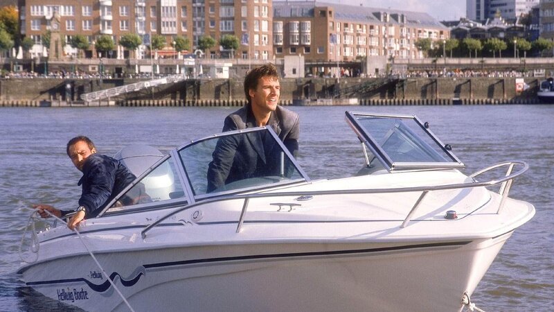 Tom (Rene Steinke, Mi.) und Semir (Erdogan Atalay) kapern ein Motorboot und flüchten über den Rhein … – Bild: MG RTL D