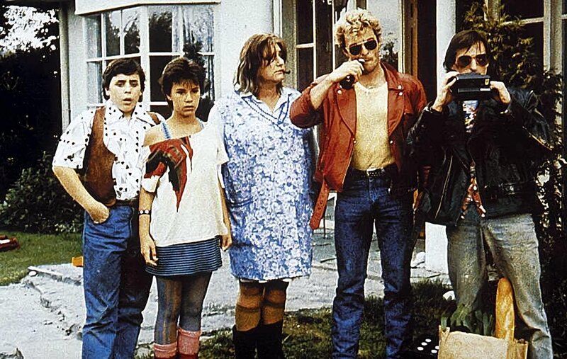 BILDNUMMER: 10588 Ausstrahlungsdatum: 05.11.2002 Uhrzeit: 20:15 TITEL: Eine Familie zum Knutschen UNTERTITEL: Flodder TEXT: Die Mega-Proll-Familie Flodder bekommt im Rahmen eines sozialen Experiments eine Villa im Nobelviertel zugewiesen: Wolfie (Horace Cohen, li.), Tina (Nani Lehnhausen, 2.v.li.), Ma Flodder (Nelly Frijda, Mi.), Johnnie (Huub Stapel, 2.v.re.) und Sohn Kim (René van’t Hof, re.) … COPY: ProSieben Media AG LAND: D REGIE: Dick Maas QUELLE: www.prosieben.com Copyright: © Concorde Filmverleih GmbH – Bild:  © Concorde Filmverleih GmbH