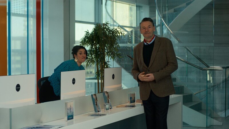 Psychologe George (Julian Barratt, r.) und seine Assistentin (Mona Goodwin, l.) werfen Jen aus der Superkraft-Klinik heraus. George meint, sie hätte sich daneben benommen und wäre ihm zu nah gekommen. – Bild: ZDF