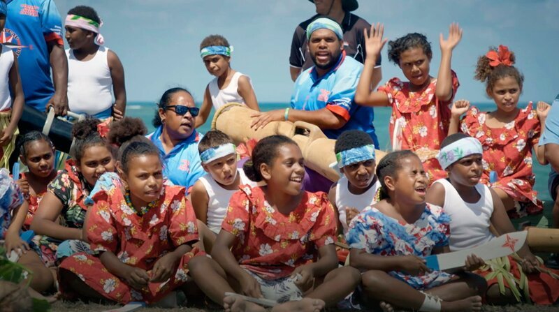 Traditionelle Tänze und Gesänge sind Unterrichtsstoff für die Schulkinder in St. Pauls auf Moa Island. – Bild: NDR Traditionelle Tänze und Gesänge sind Unterrichtsstoff für die Schulkinder in St. Pauls auf Moa Island. – Bild: NDR