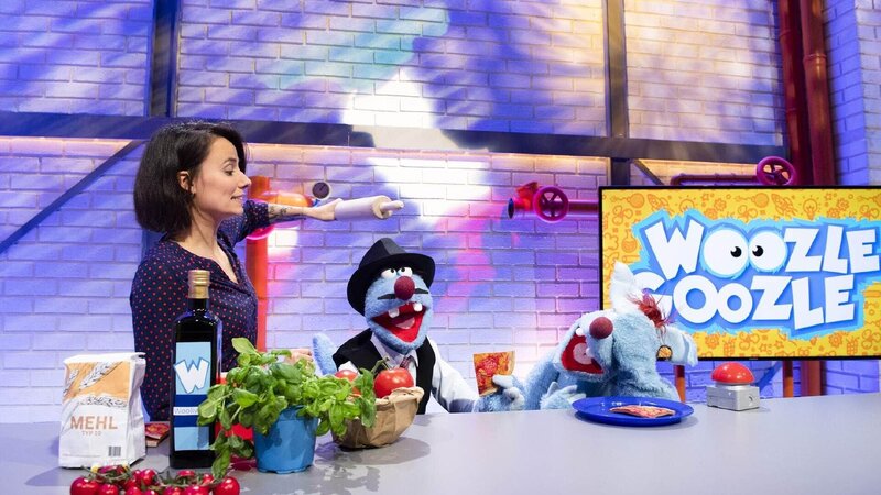 Heute geht es mit Woozle nach „Bella Italia“. Passend zum Thema der Sendung veranstalten Maria und Woozle einen Pizzabackwettbewerb, doch der verwandelt sich schnell in eine Streiterei. – Bild: Annette Etges /​ SUPER RTL