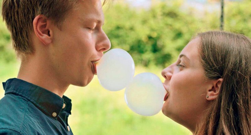 Der Kaugummikuss zwischen Emma (Sara Kärcher) und Lasse (Leon Lerch). – Bild: MDR