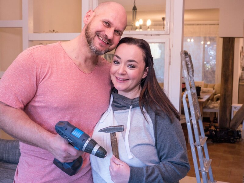 Crystal überredet Markus das Wohnzimmer nach ihren Wünschen umzubauen: Steinwand, neuer Boden und Trennwand. – Bild: RTL Living