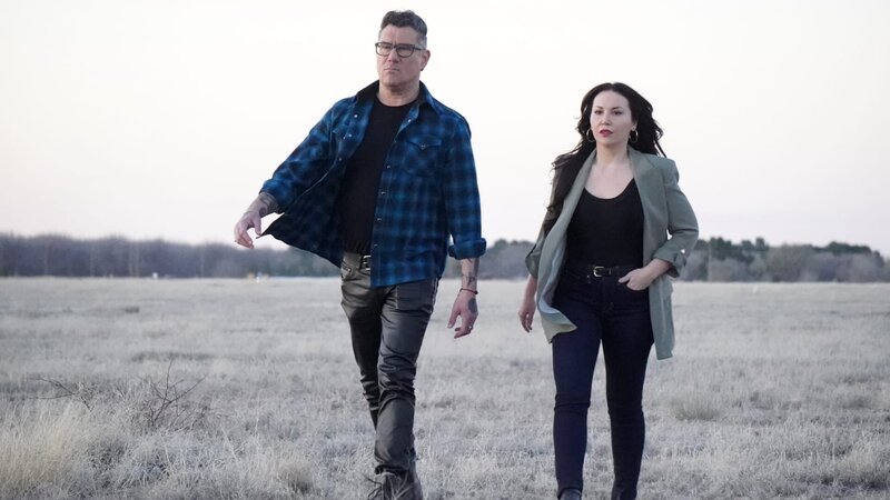 Outside of bar, Mitch and Chrissy walking in desert – Bild: Warner Bros. Discovery, Inc. or its subsidiaries and affiliates