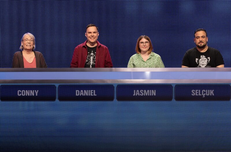 Die Kandidat:innen (v.l.n.r. am Panel): Cornelia Spies, Daniel Michaelis, Jasmin Kurica und Selçuk Alan. – Bild: ARD/​Arne Vollstedt