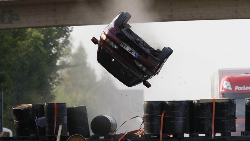 Ein übermüdeter LKW-Fahrer verursacht einen Massencrash auf der Autobahn. – Bild: RTL