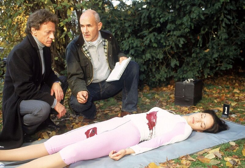 Eine Joggerin wird am hellichten Tag von einem maskierten Mann angegriffen und tödlich verletzt. Oberstaatsanwalt Kampen erhofft sich von Dr. Duhler erste Hinweise auf den Tathergang. – Bild: RTL /​ Rolf Baumgartner