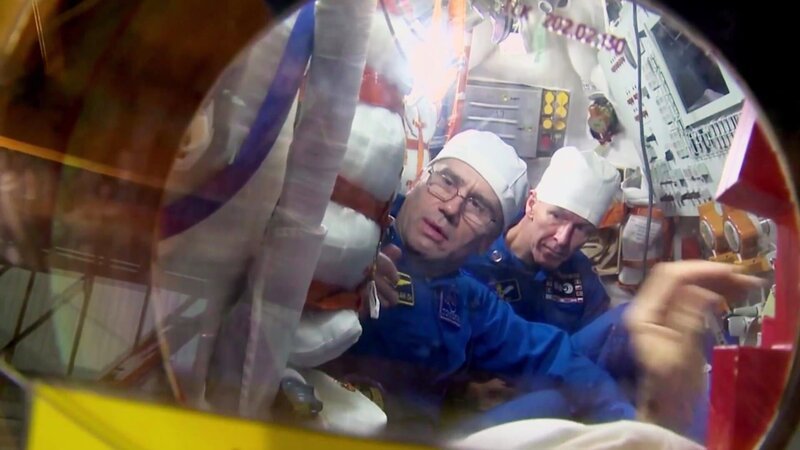 In the back: Astronaut Tim Peake – Bild: CuriosityStream Inc
