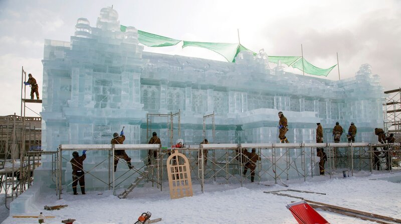 Ein Schloss für Hokkaido: Jeden Winter werden beim Eisfestival in Mombetsu Soldaten zum Eisschnitzen abkommandiert. – Bild: ZDF und NDR/​nonfictionplanet/​Sven Jaxx
