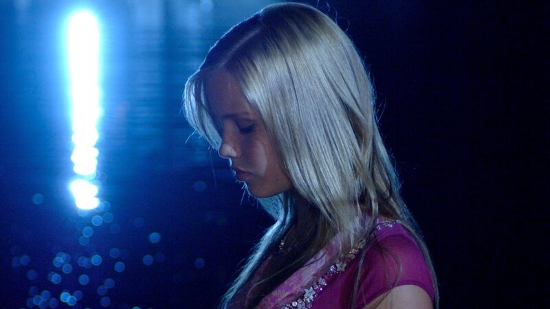 Emma (Claire Holt) sieht in einer Vollmondnacht versehentlich in den Mond – mit fatalen Folgen. – Bild: ZDF