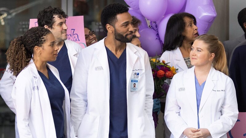 Bereit zu gratulieren: (vorne, l-r) Kelly McCreary als Dr. Maggie Pierce, Anthony Hill als Dr. Winston Ndugu, Jaicy Elliot als Dr. Taryn Helm – Bild: SRF/​ABC Studios