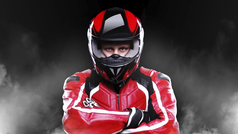 Motorcyclist in smoke – Bild: Getty Images/​iStockphoto /​ ThinkstockPhotos-477336739