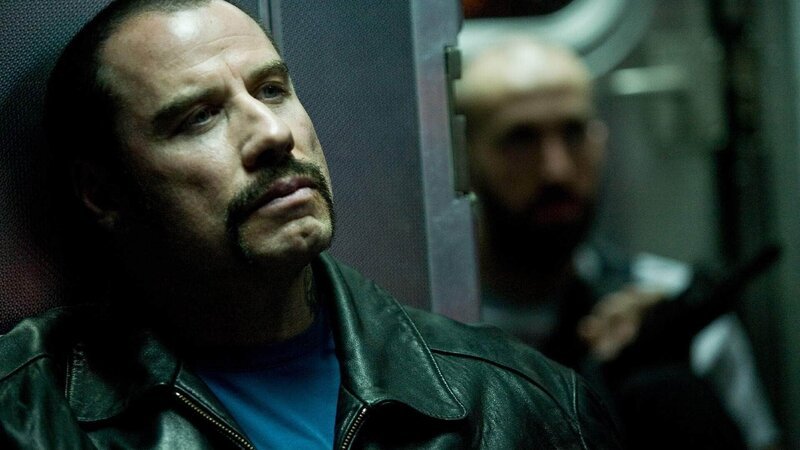 Ryder (John Travolta) Die Verwendung des sendungsbezogenen Materials ist nur mit dem Hinweis und Verlinkung auf RTL+ gestattet. – Bild: Columbia Pictures Industries, Inc. and Beverly Blvd LLC Ryder (John Travolta) Die Verwendung des sendungsbezogenen Materials ist nur mit dem Hinweis und Verlinkung auf RTL+ gestattet. – Bild: Columbia Pictures Industries, Inc. and Beverly Blvd LLC