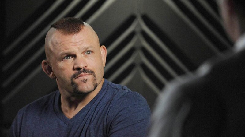 Warum sollte sich ein ehemaliger Schwergewichtsweltmeister wie Chuck Liddell (spielt sich selbst) von dem Lehrer Charlie McCord ins Gesicht schlagen lassen? – Bild: TVNOW /​ FOX