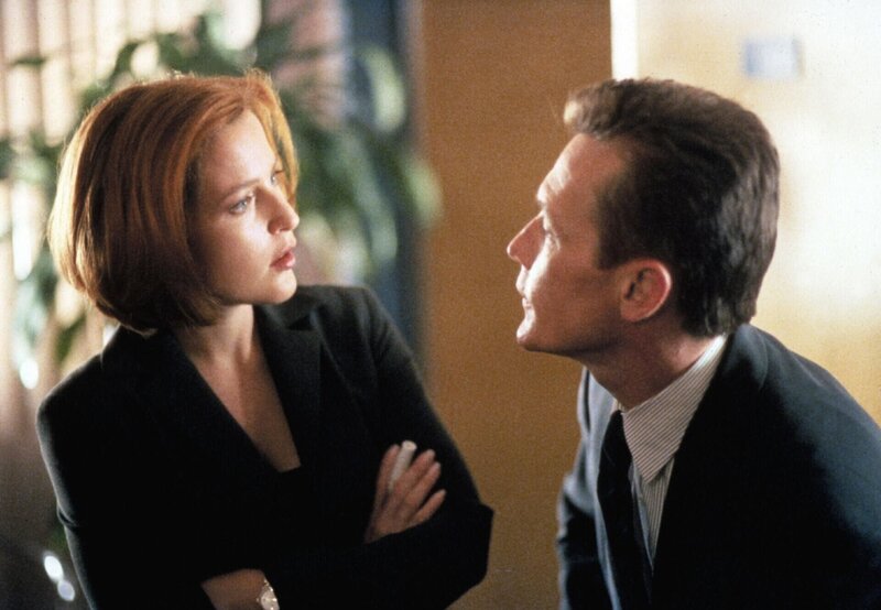Scully (Gillian Anderson, l.) und Doggett (Robert Patrick, r.) untersuchen den Fall eines Jungen, der vor zehn Jahren entführt wurde und jetzt wieder aufgetaucht ist, ohne auch nur einen Tag gealtert zu sein. – Bild: Twentieth Century Fox Film Corporation