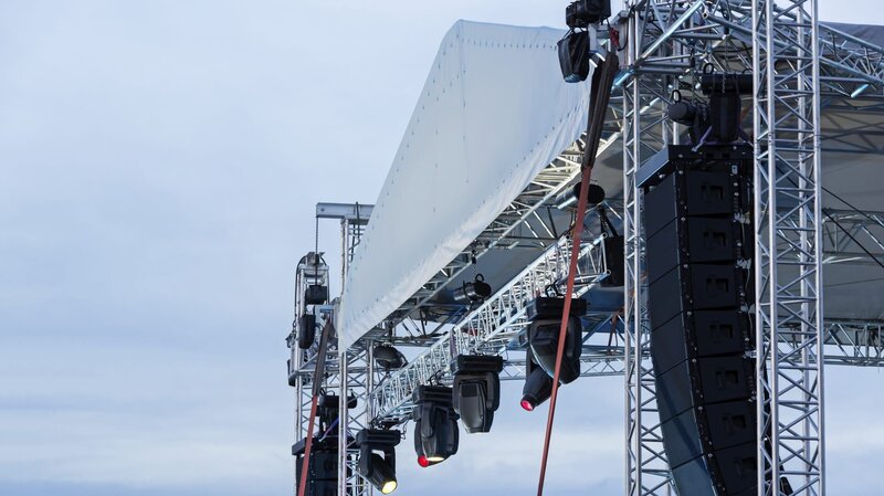 Stage spotlight with loudspeakers – Bild: Mr_Twister /​ Getty Images/​iStockphoto /​ ThinkstockPhotos-476969083