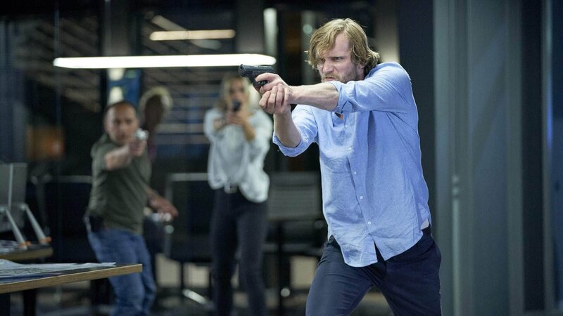 Als der Verdächtige Domhoff (Ulrich Brandhoff, r.) Yvonnes Geständnis-Video sieht brennen ihm alle Sicherungen durch. Semir (Erdogan Atalay, l.) und Vicky (Pia Stutzenstein) versuchen das Schlimmste zu verhindern. – Bild: TVNOW /​ Guido Engels