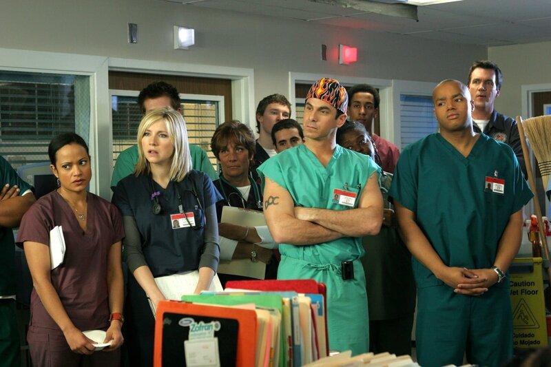 Da J.D. bei einem Patienten SARS diagnostiziert hat, wird die gesamte Klinik, unter anderem Eliott (Sarah Chalke, 2.v.l.), Turk (Donald Faison, r.), Carla (Judy Reyes, l.) und Todd (Robert Maschio, 2.v.l.), unter Quarantäne gestellt … – Bild: Touchstone Television