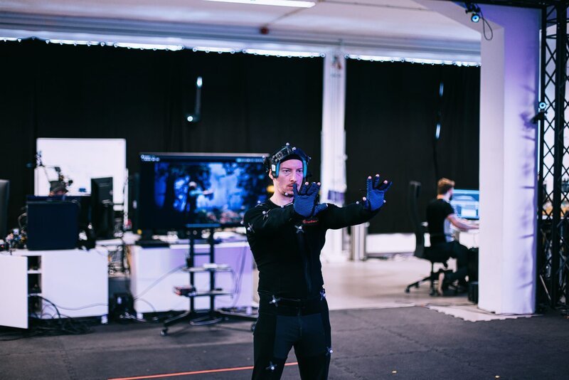 Mithilfe von Motion-Tracking-Technik wird die Quelle „Michael“ in einen Avatar verwandelt: Ein Schauspieler leiht dem Avatar seine Mimik, ein Synchronsprecher seine Stimme. Das Ergebnis: Die animierte Quelle kann in einem nachgestellten Interviewsetting befragt werden und führt virtuell an die Orte seiner „Neonazi-Geständnisse“. – Bild: ZDF