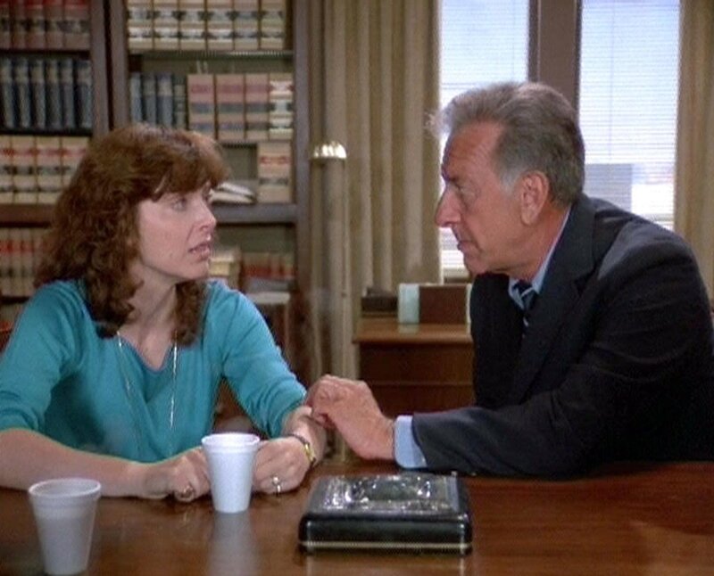 Quincy (Jack Klugman) tröstet die vollkommen aufgelöste Evelyn Hillman (Claire Malis), deren Tochter Debby entführt wurde. – Bild: RTLup