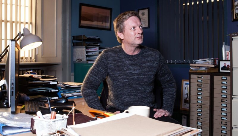 Mit den Tatverdächtigen unter einem Dach wird die Arbeit für DI Jimmy Perez (Douglas Henshall) nicht einfacher. – Bild: ARD Degeto/​ITV Studios/​BBC Scotland/​Neil Davidson