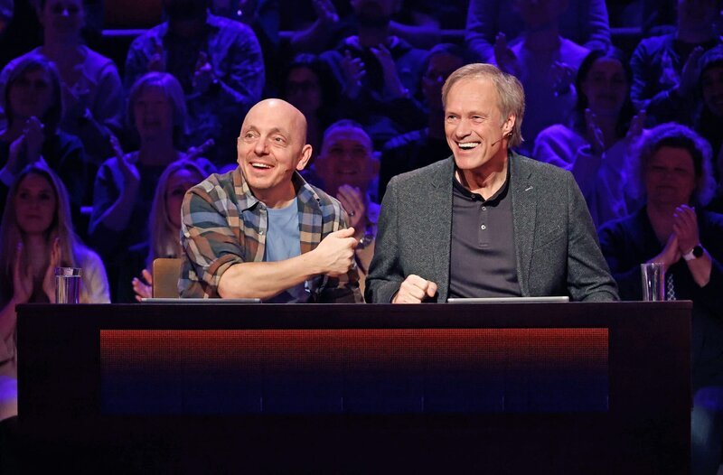 Rateteam-Kapitän Bernhard Hoëcker (l.) mit Fernsehmoderator Gerhard Delling (r.). – Bild: ARD/​Morris Mac Matzen