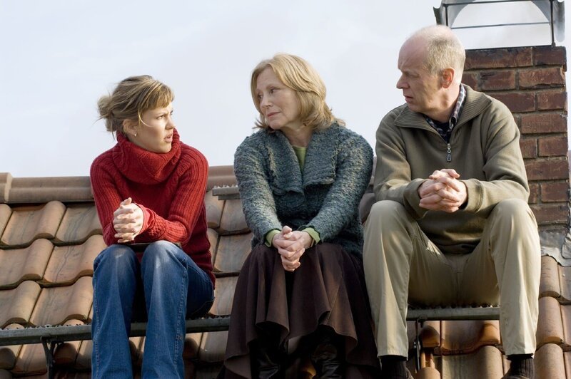 Anke (Maren Kroymann, Mi.) und Hendrik (Gottfried Vollmer) machen sich Sorgen um Alex (Wolke Hegenbarth). – Bild: RTL Passion /​ Guido Engels