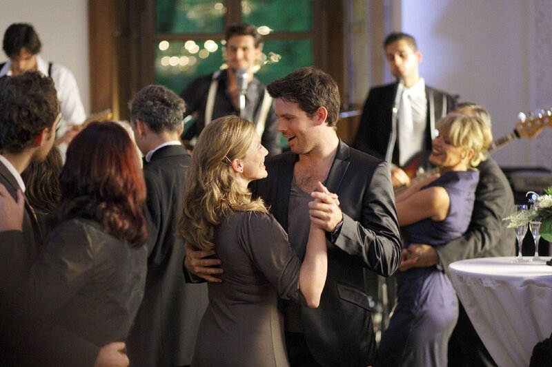 Auf einer Wohltätigkeitsveranstaltung im Hause des Industriellen Majakowski und seiner Frau (Claudia Neidig, re.), bei der auch Ben (Tom Beck, hi.Mi.) mit seiner Band spielt, lernt Susanne (Daniela Wutte, vo.Mi.), die Sekretärin der Autobahnpolizei, einen sympathischen jungen Mann kennen: Jonas Wirth (Steffen Groth, vo.re.). – Bild: RTL /​ Guido Engels