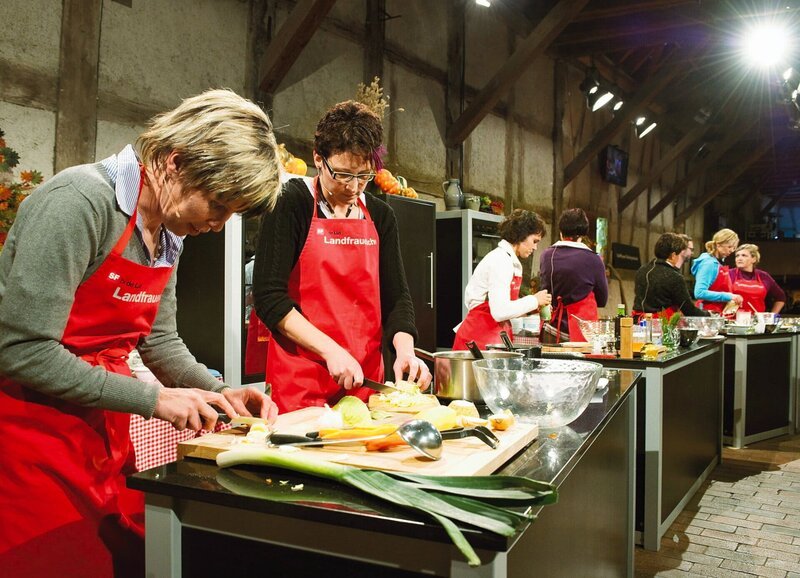 Das grosse Finale : Noch einmal kochen die Landfrauen vor der Fernsehkamera – Bild: SRF