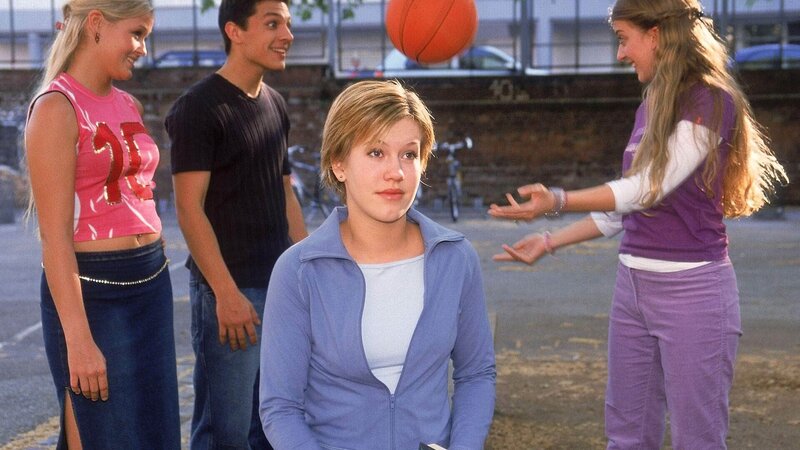 Alex (Wolke Hegenbarth, vorne) fragt sich, warum Jungs immer mit Bällen und Mädchen spielen wollen …(hi.v.li.: Judith Delphine Hoersch, Toni Snetberger, Nora Binder) – Bild: MG RTL D /​ Guido Engels