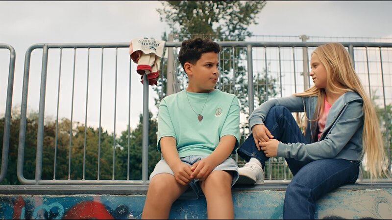 Tom (Noah Bailey, links) teilt seine Gedanken mit Sunny (Leni-Sofie Rocek, rechts) und fragt sie um Rat, wie er sich Châu gegenüber verhalten soll. – Bild: ZDF/​ Studio Zentral
