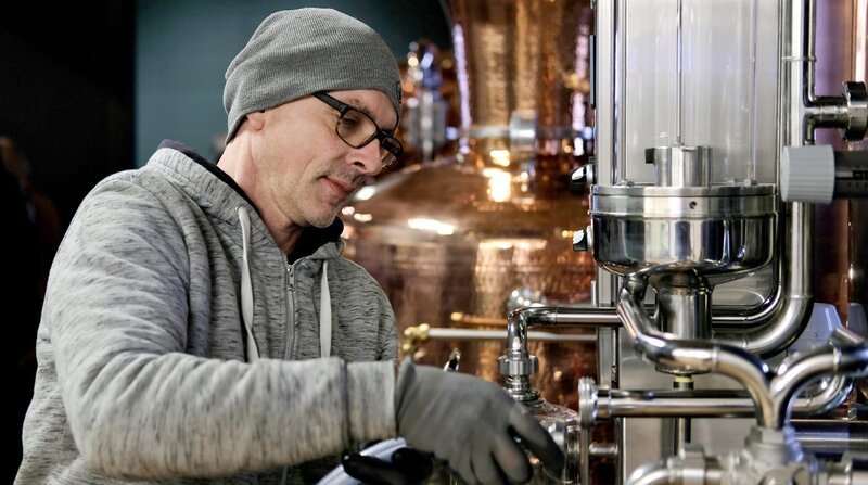 Techniker Micha Maurer verbindet die Elemente der Brennanlage – Bild: NDR /Clipfilm Techniker Micha Maurer verbindet die Elemente der Brennanlage – Bild: NDR /Clipfilm