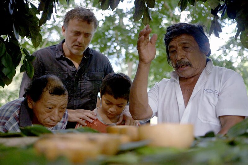Don Galo (re.) lebt und praktiziert in Ichmul, einem Dorf mit 300 Einwohnern. Die nächste Krankenstation ist zwei Stunden Fahrt entfernt. – Bild: Bonne Pioche Télévision