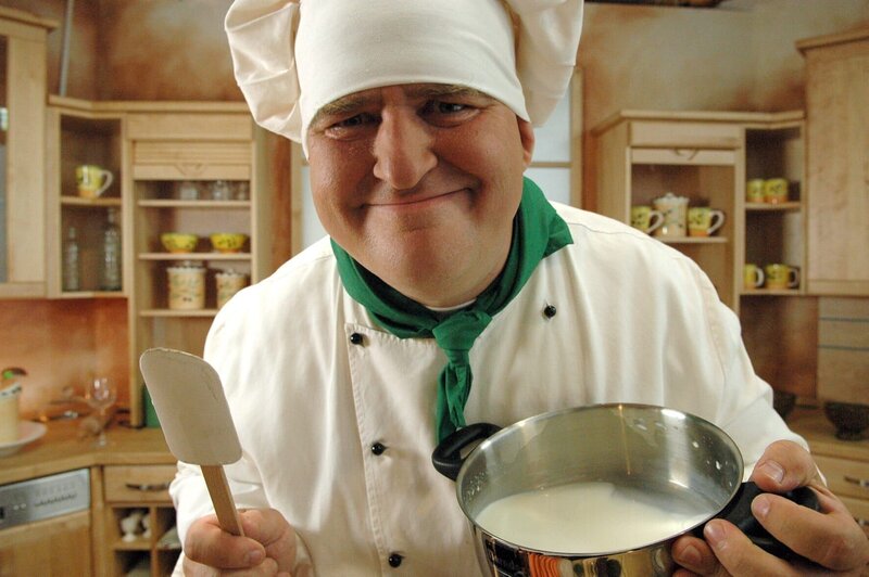 Markus Maria Profitlich versucht sich als Koch. – Bild: SAT.1 /​ Christopher Adolph
