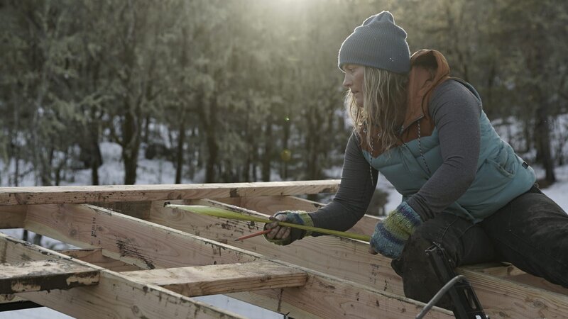 Misty works on a building frame. – Bild: Discovery Communications